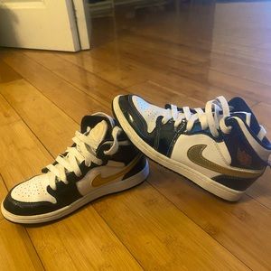 Jordan 1s Mid size 1y